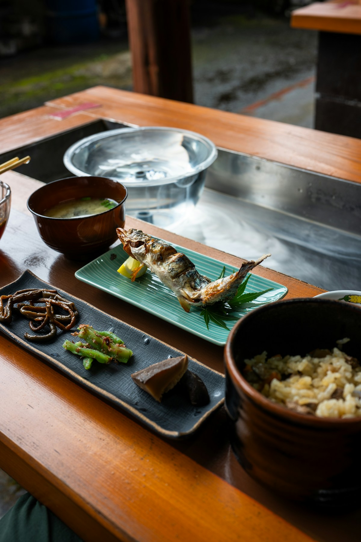 焼き魚とごはんなど、和食の定食