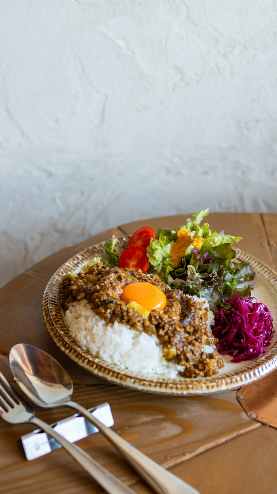 カレーライスとサラダ