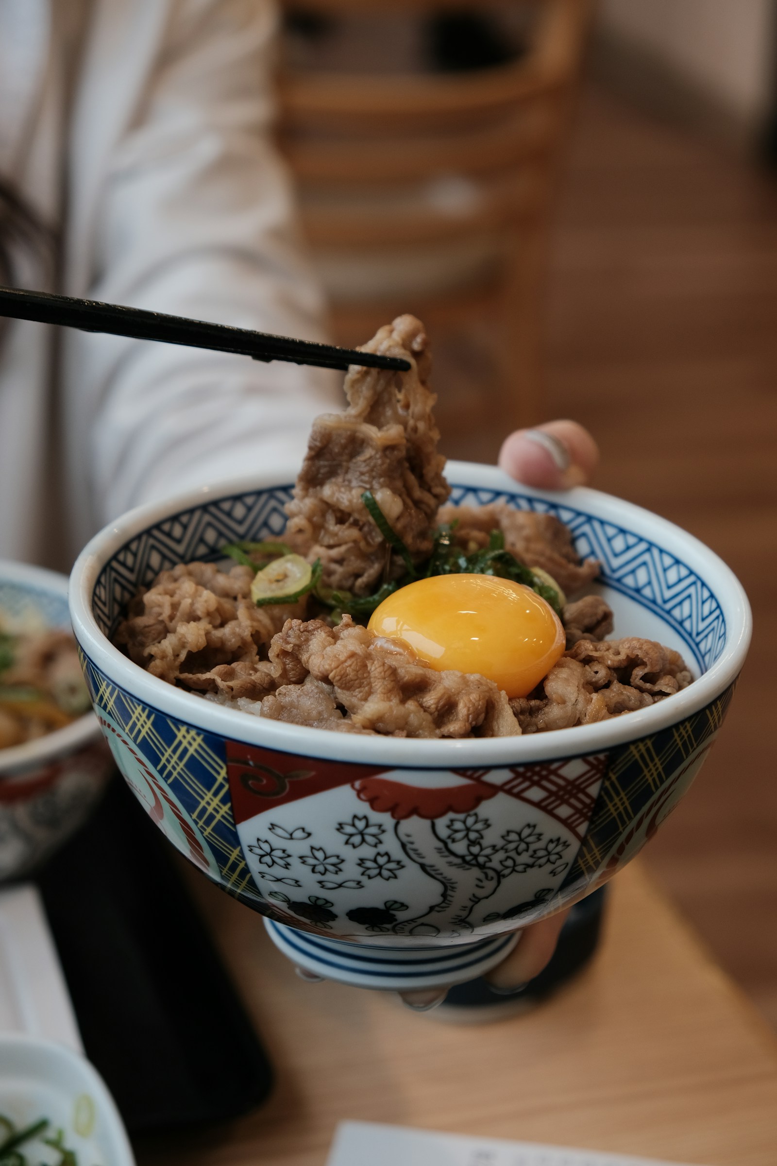 牛丼風のごはんと卵。男飯のイメージ